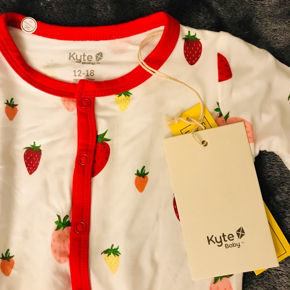Kyte Baby Onepiece Strawberries - Picture 3 of 7